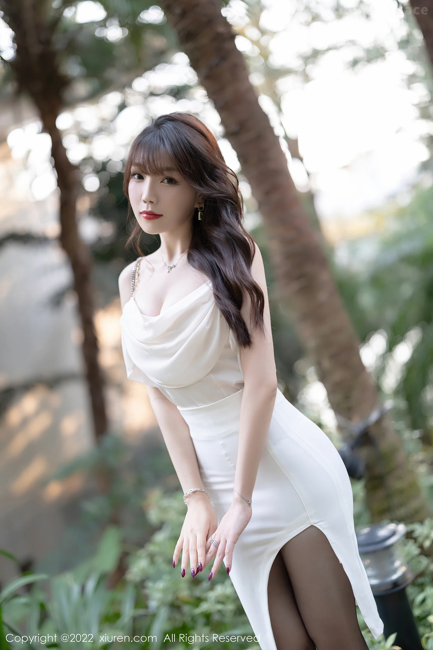 图片[2]-[XiuRen秀人网]VOL.4913 女神芝芝Booty白色连衣短裙配超薄黑丝半脱露蕾丝内衣诱惑写真72P-秀人网官方网站